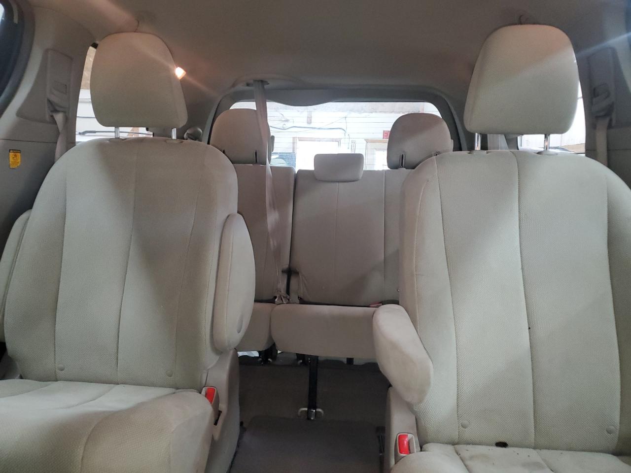 2013 Toyota Sienna - Image 10