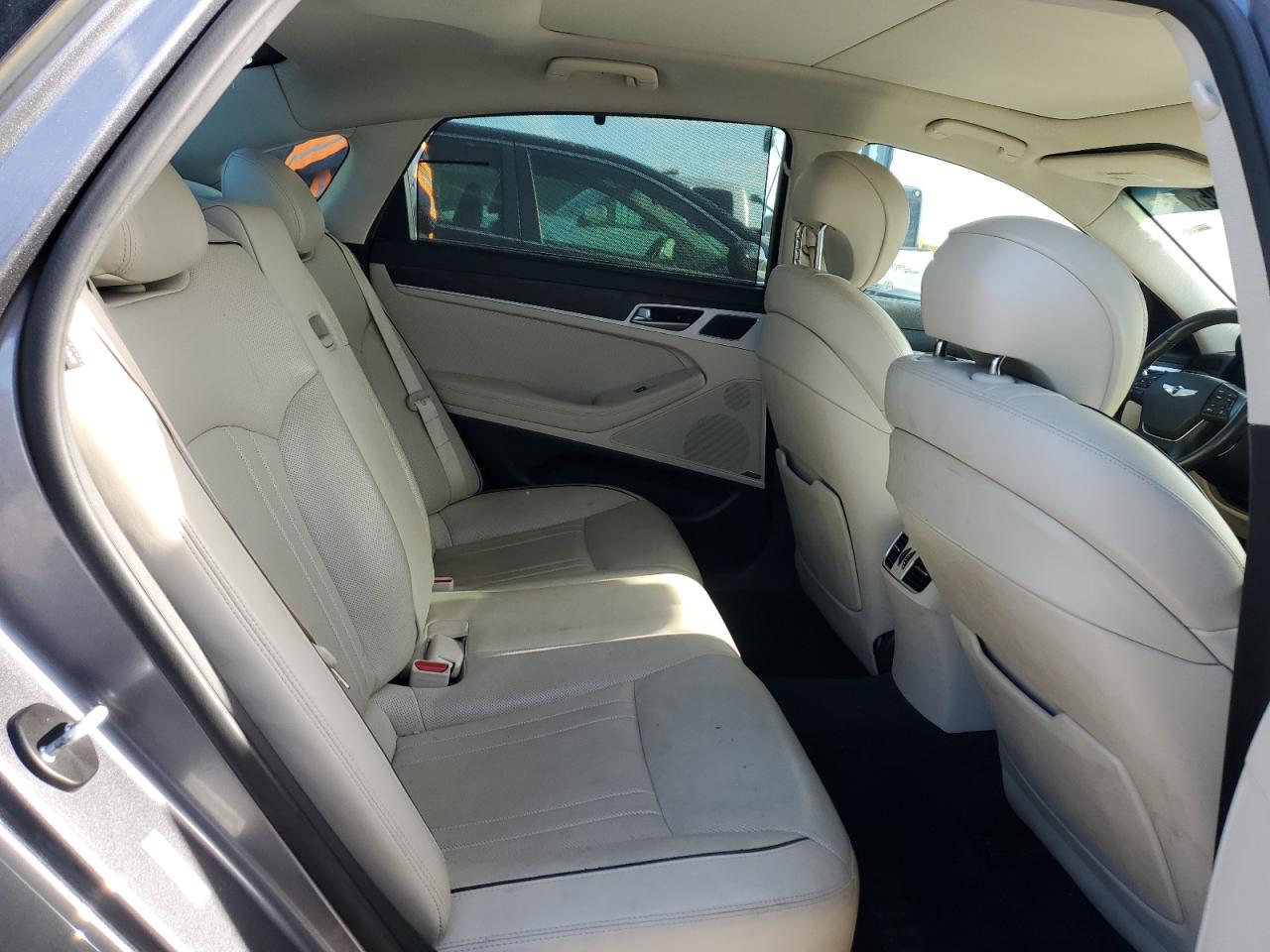 2015 Hyundai Genesis - Image 10