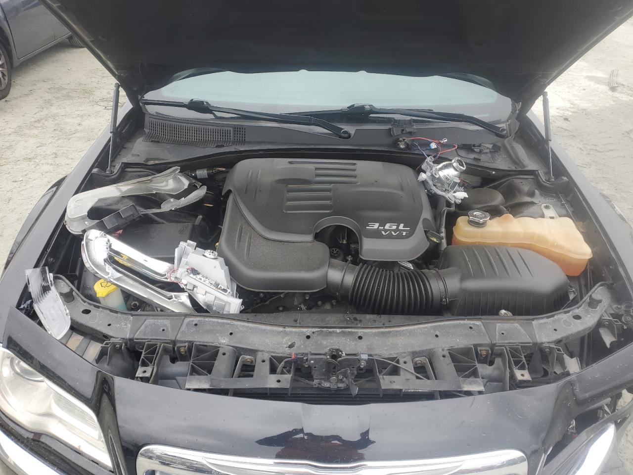 2014 Chrysler 300 - Image 11