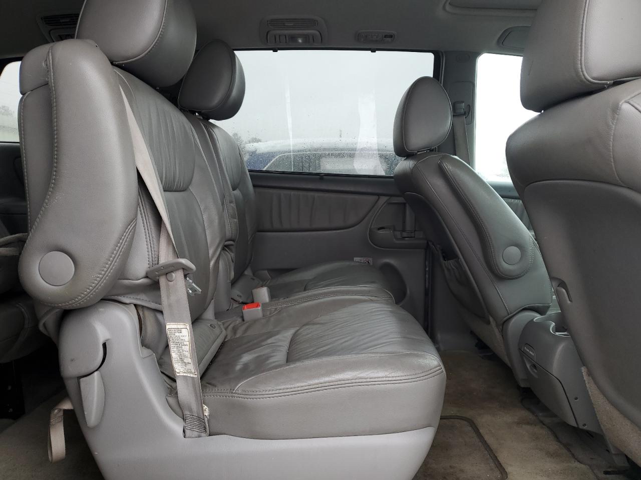 2010 Toyota Sienna - Image 11