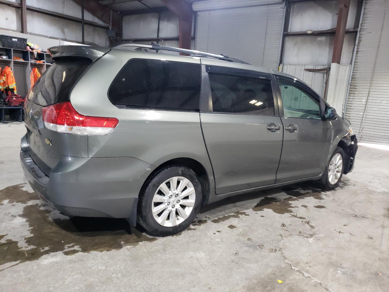 2011 Toyota Sienna - Image 3