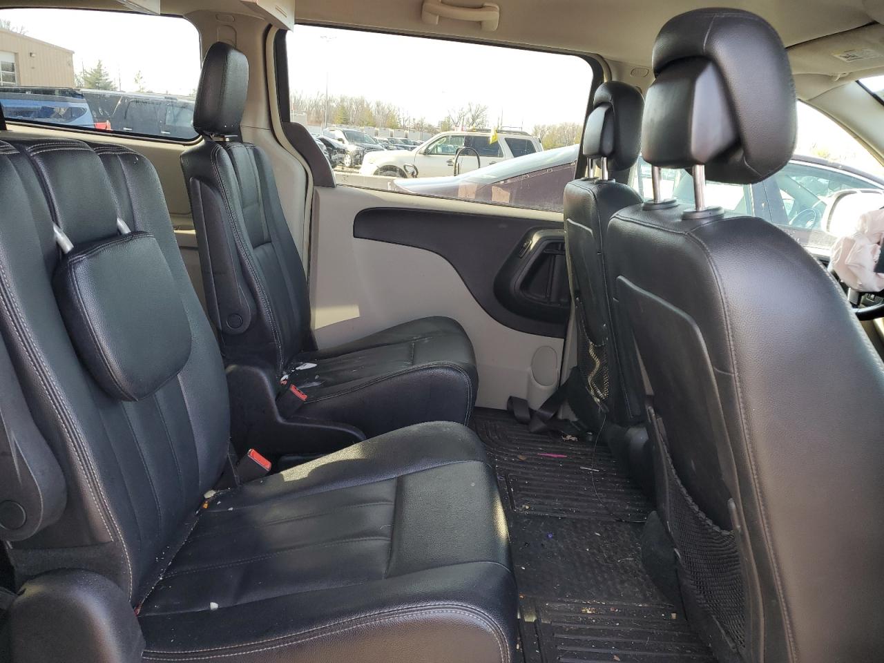 2016 Chrysler Town & Country - Image 11