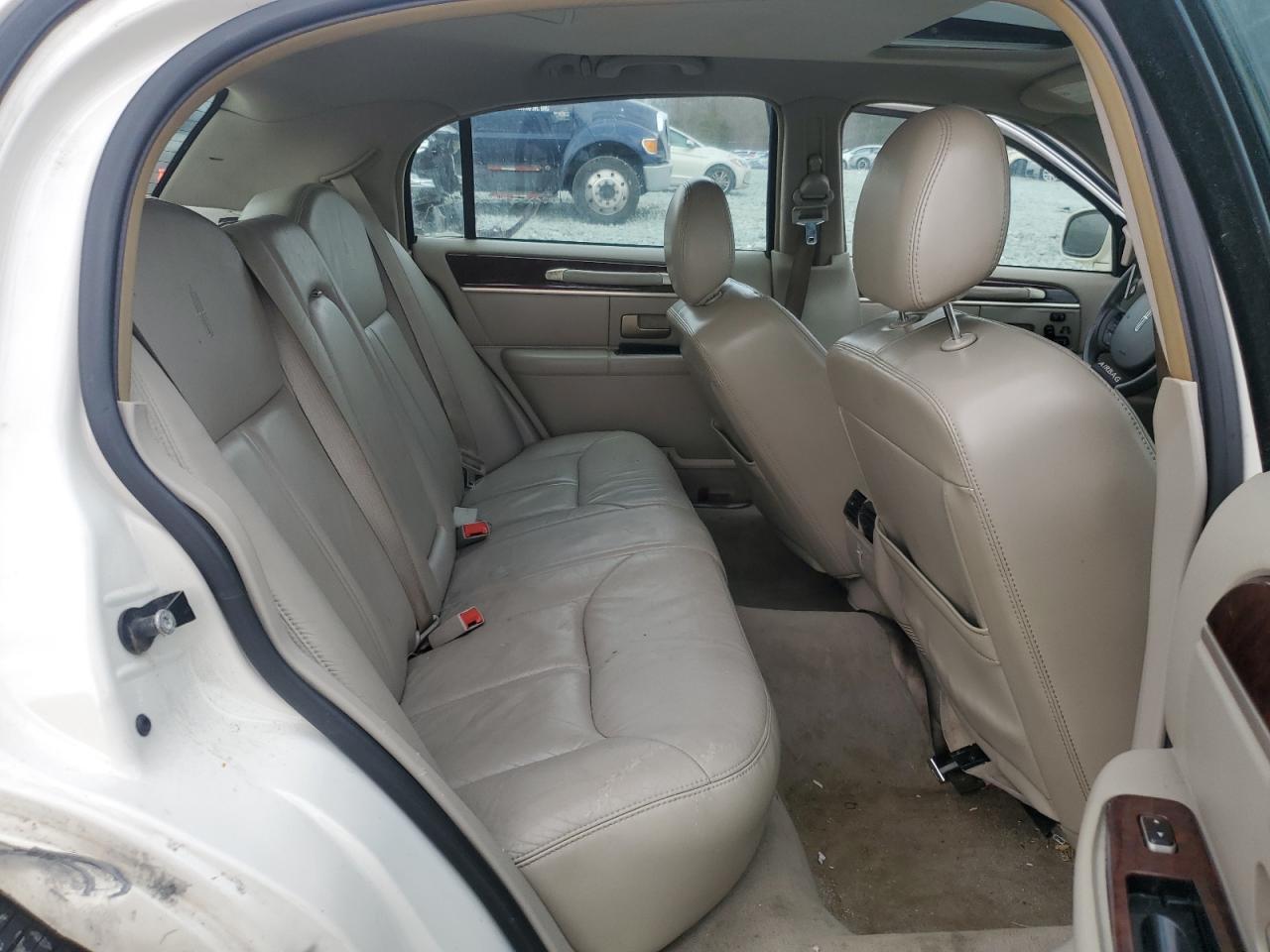 2007 Lincoln Town Car - Image 10