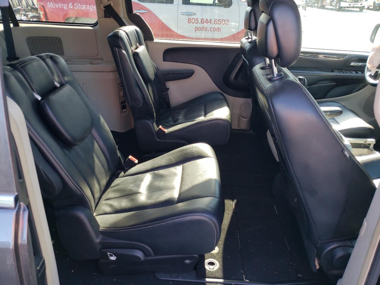 2016 Chrysler Town & Country - Image 11