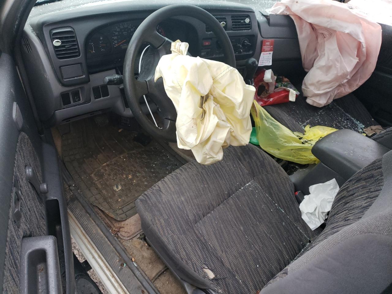 1999 Nissan Navara (Frontier) - Image 8