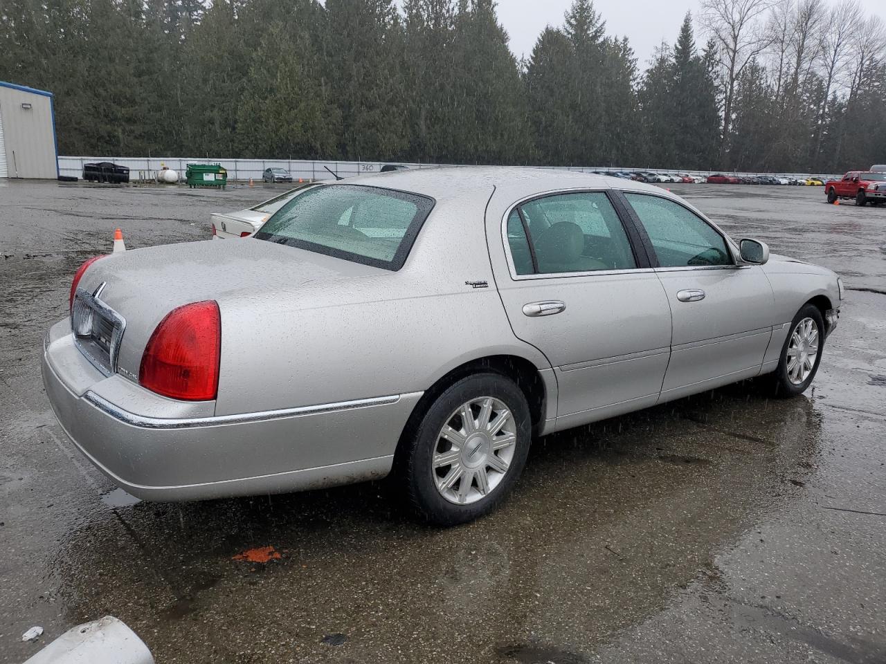 2009 Lincoln Town Car - Image 3