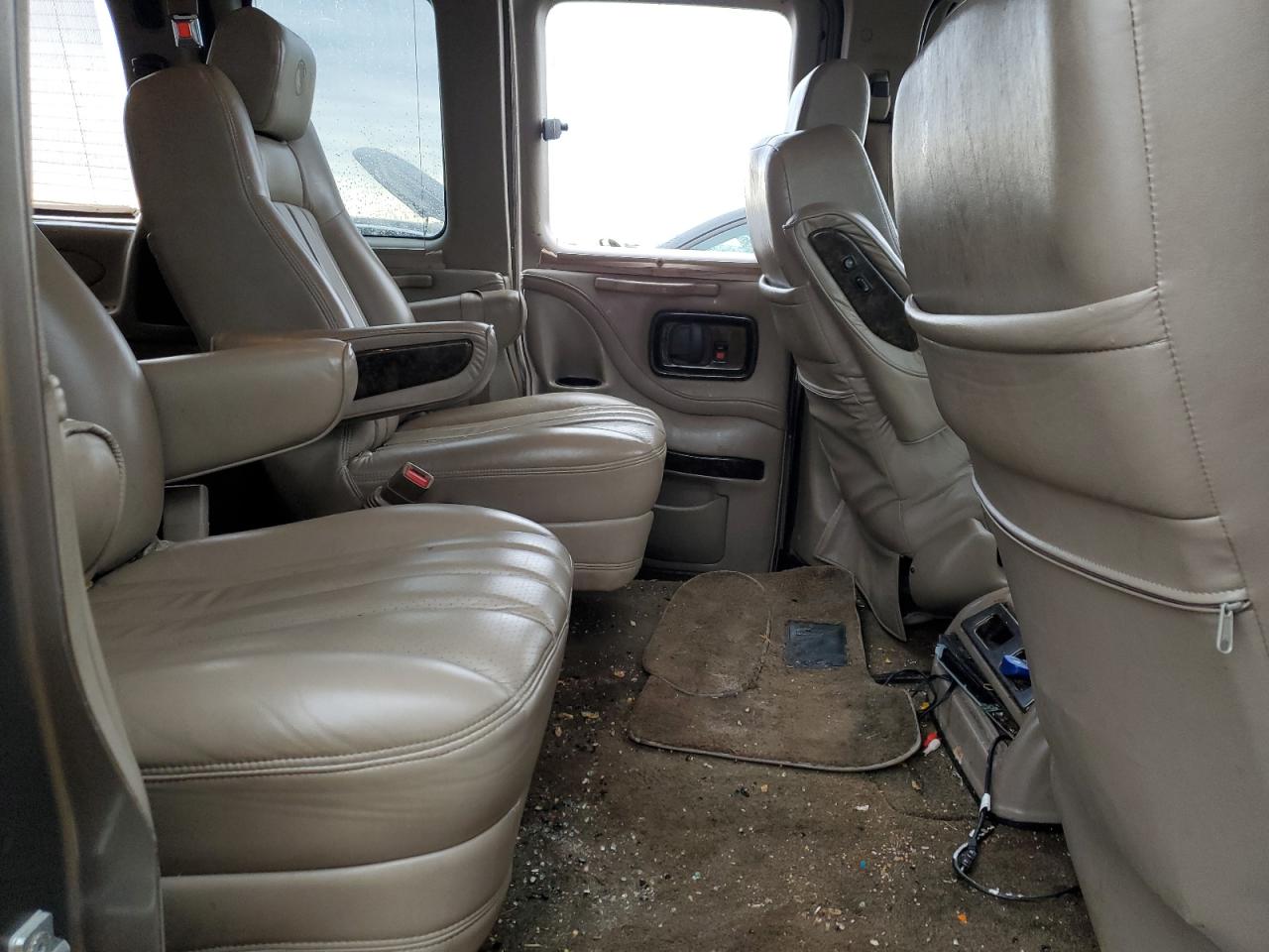 2014 GMC Savana - Image 11