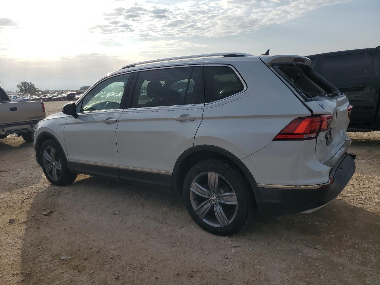 2018 Volkswagen Tiguan - Image 2