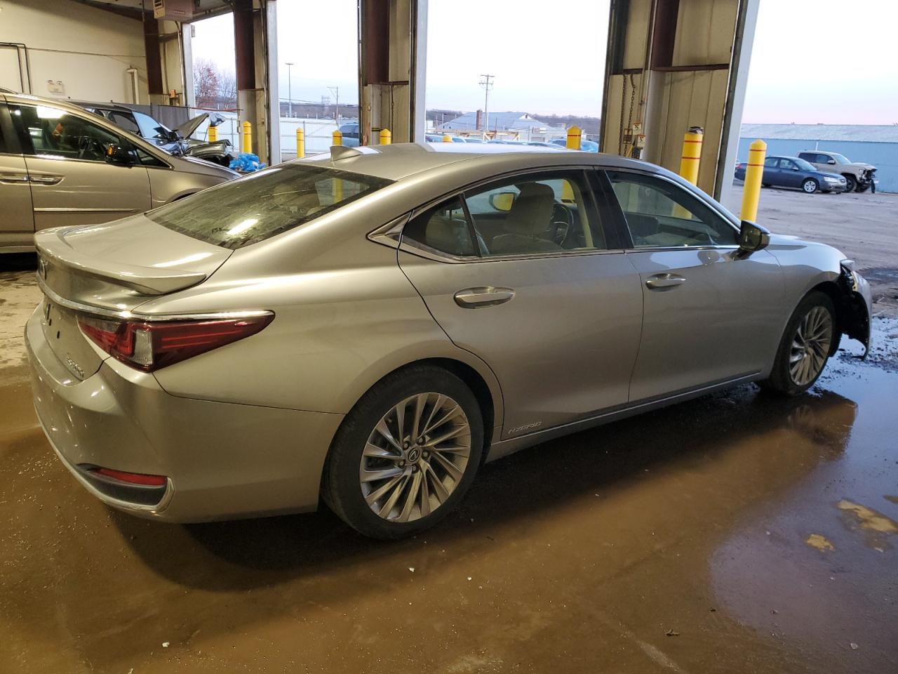 2019 Lexus ES - Image 3