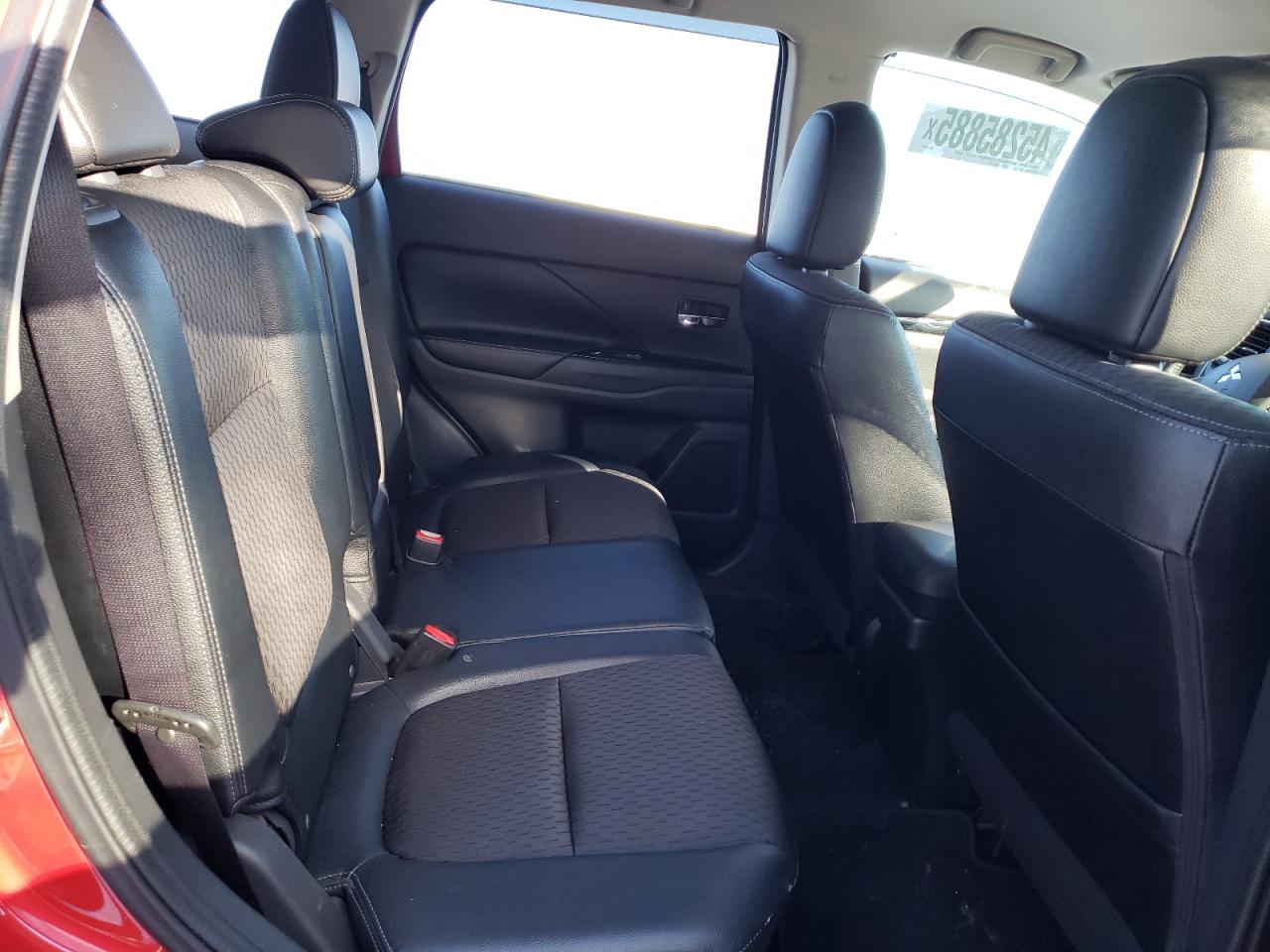 2015 Mitsubishi Outlander - Image 11