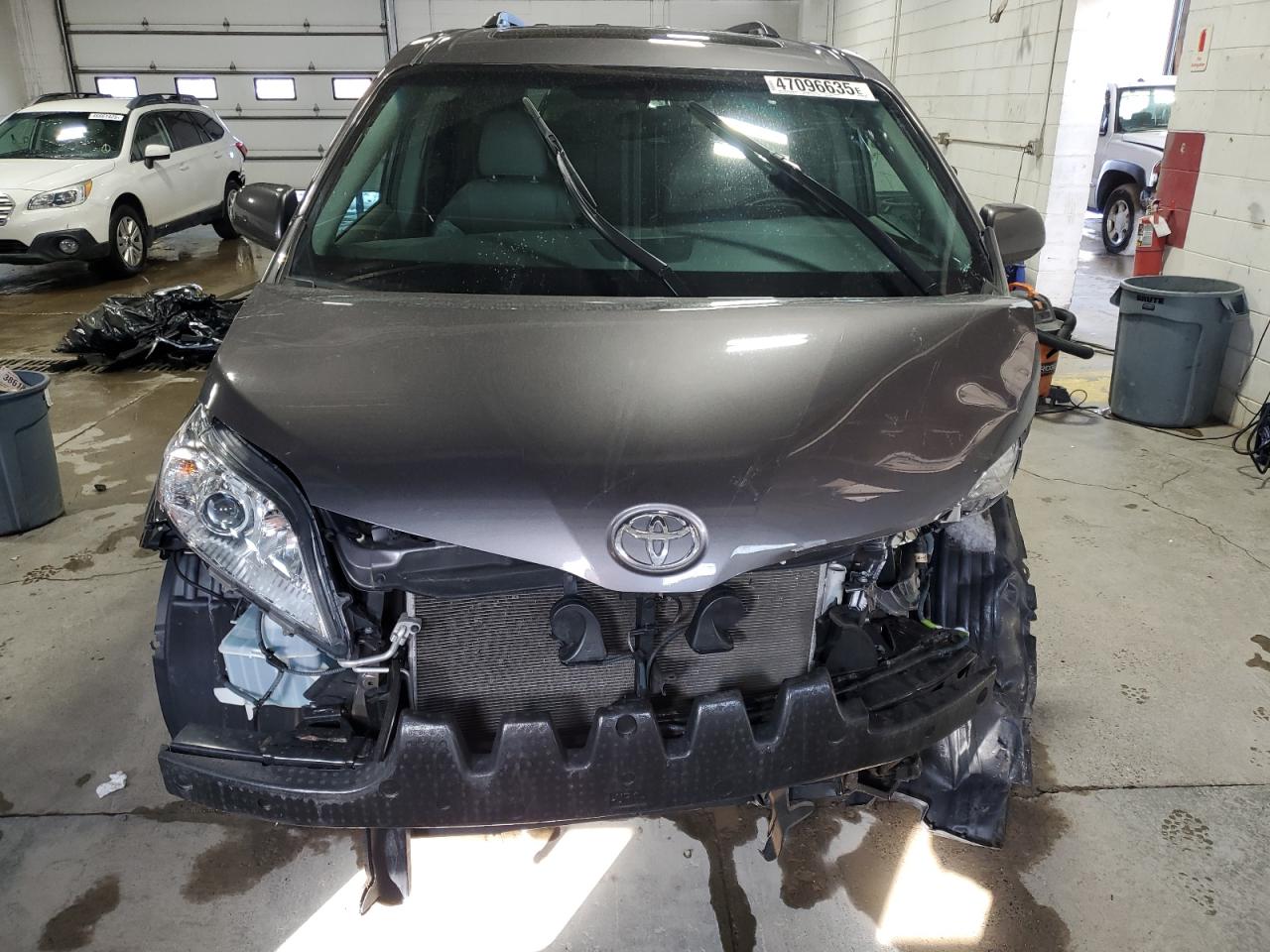 2017 Toyota Sienna - Image 5