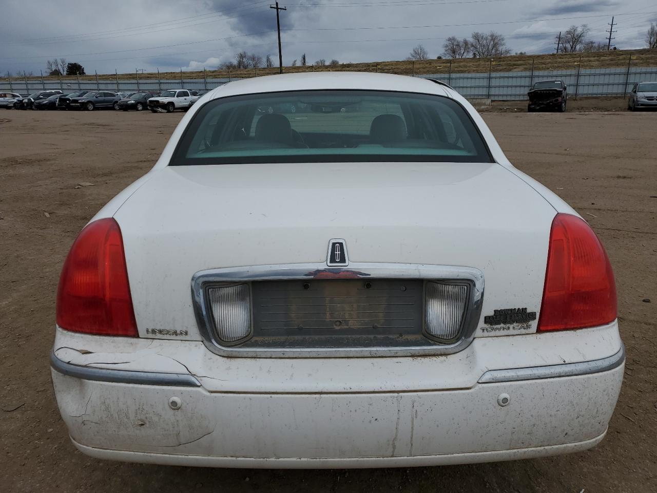 2004 Lincoln Town Car - Image 6