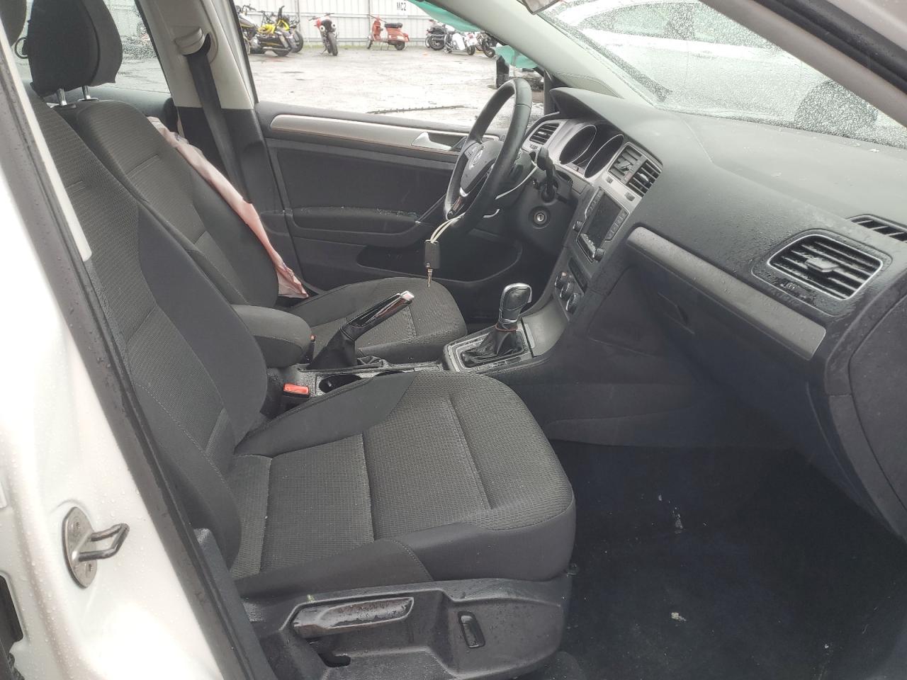 2017 Volkswagen Golf - Image 7