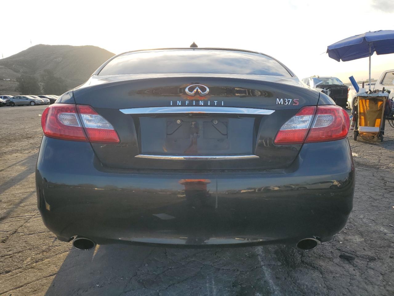 2012 Infiniti M - Image 6