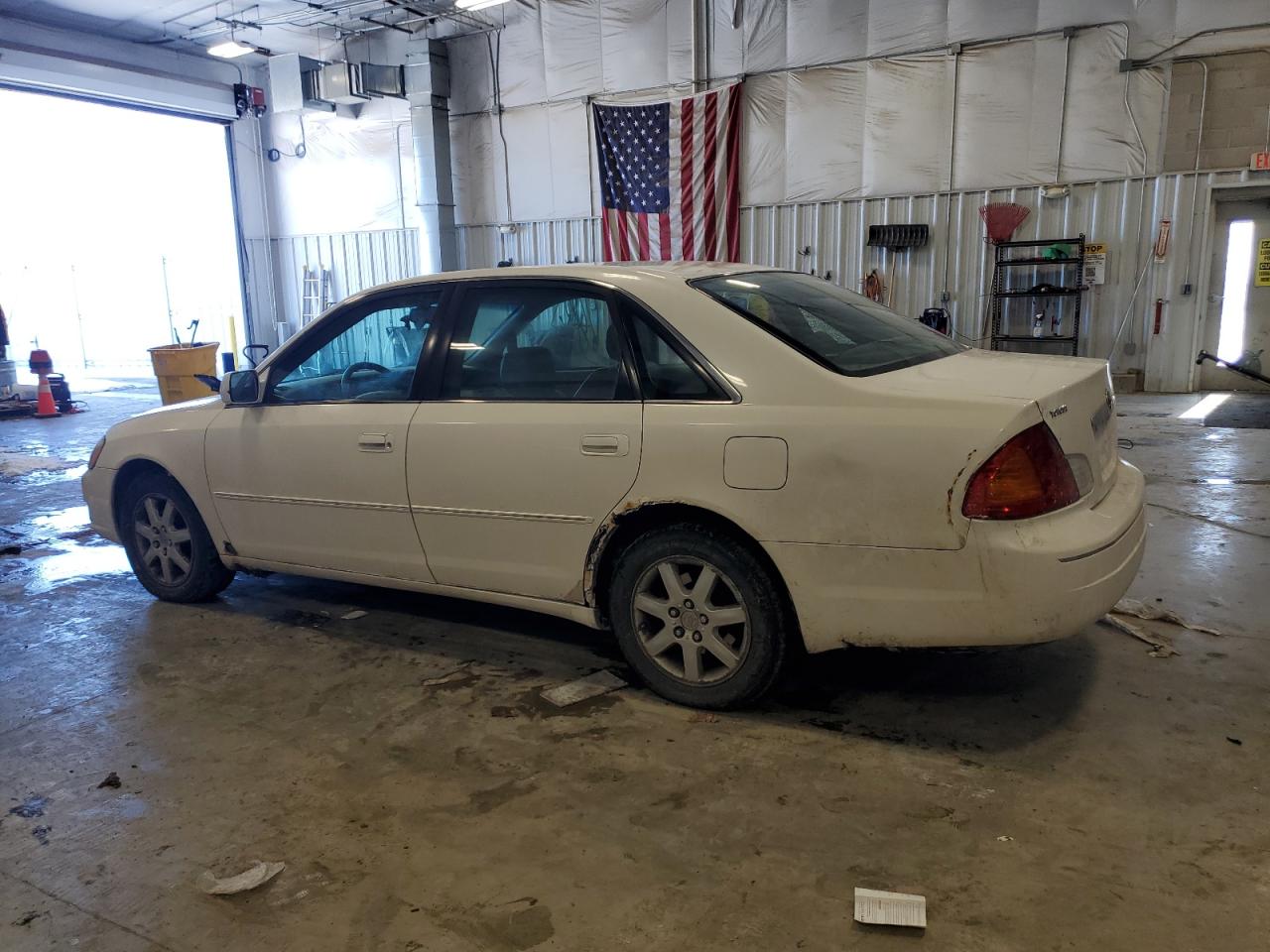 2000 Toyota Avalon - Image 2