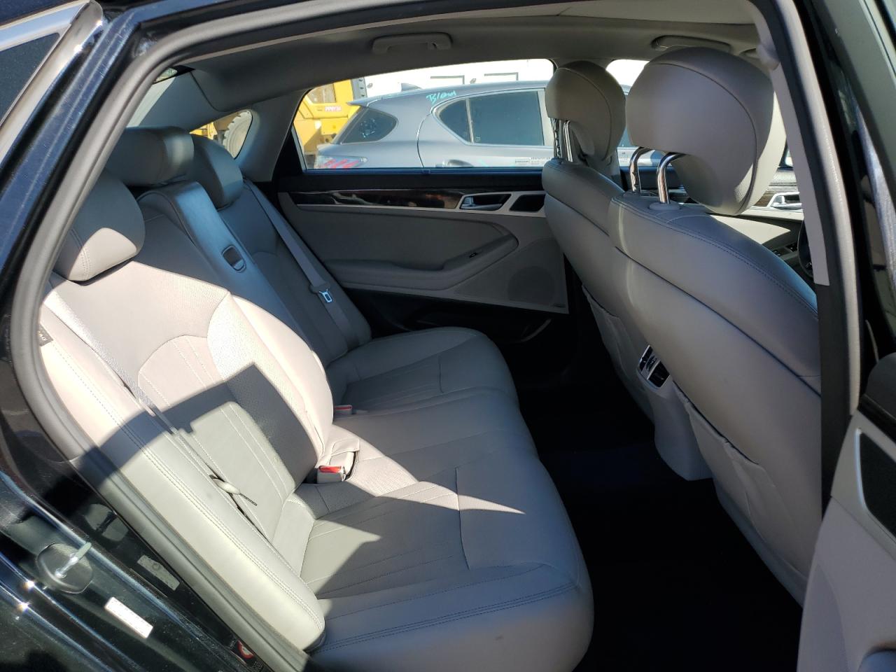 2015 Hyundai Genesis - Image 10