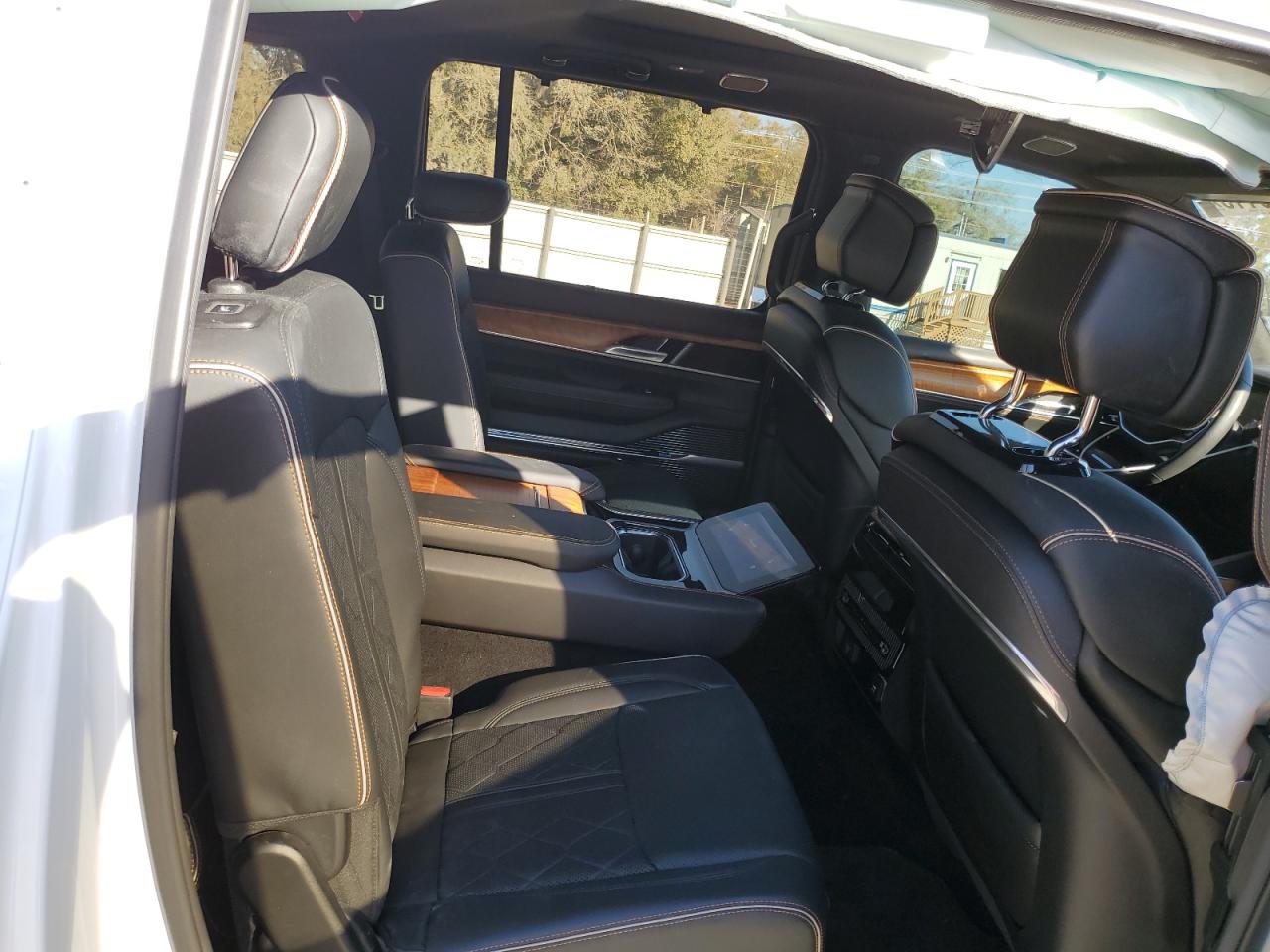 2022 Jeep Grand Wagoneer - Image 11