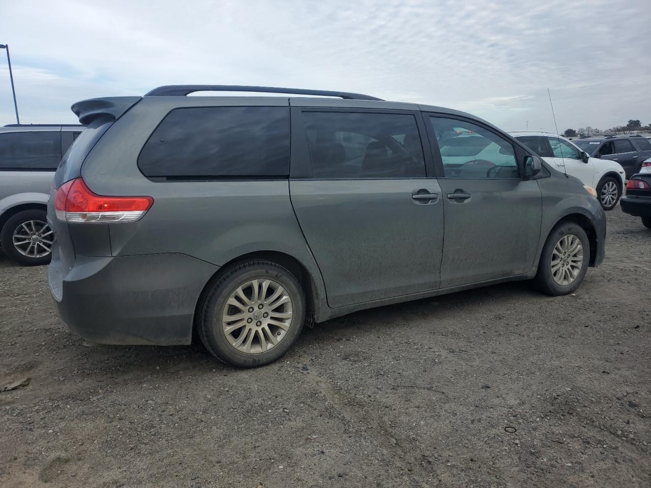 2011 Toyota Sienna - Image 3