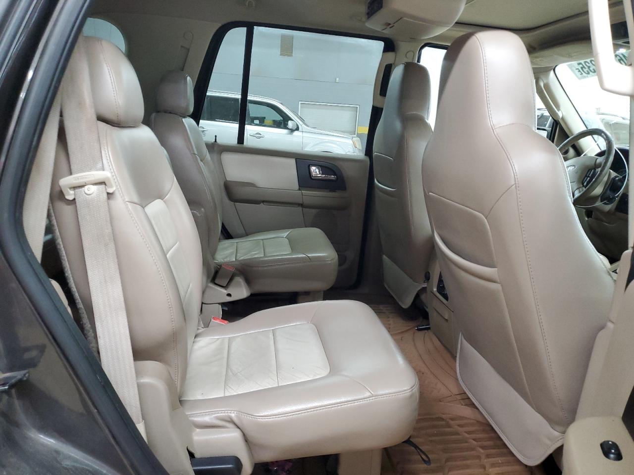 2005 Ford Expedition - Image 11