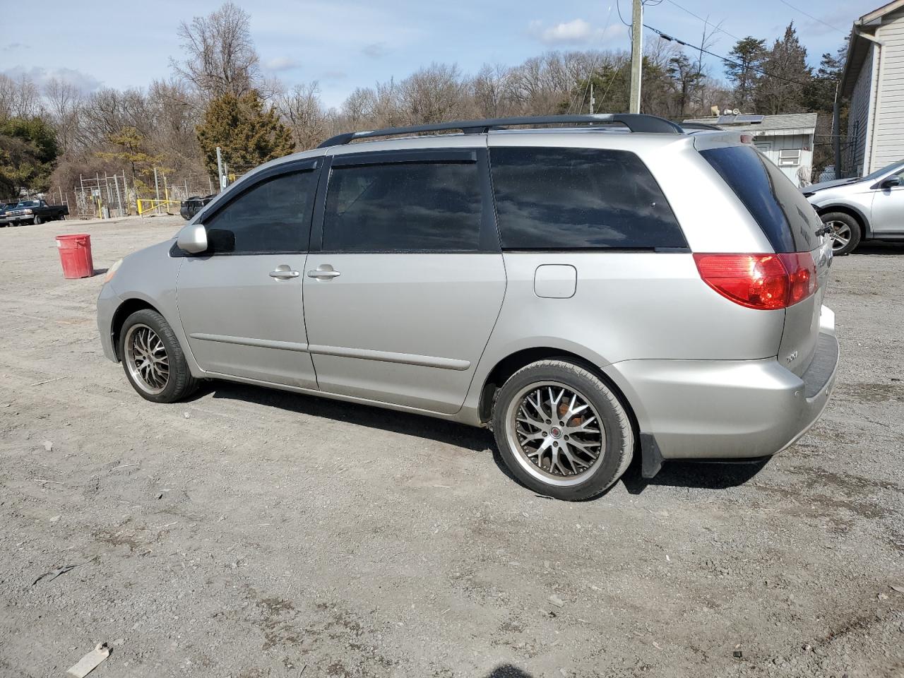2010 Toyota Sienna - Image 2
