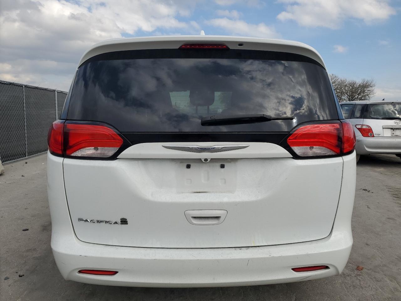 2017 Chrysler Pacifica - Image 6