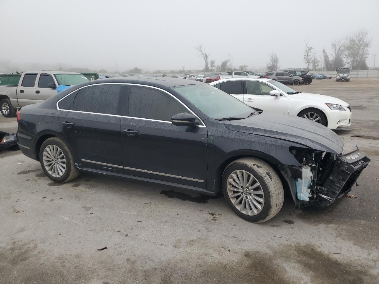 2017 Volkswagen Passat - Image 4