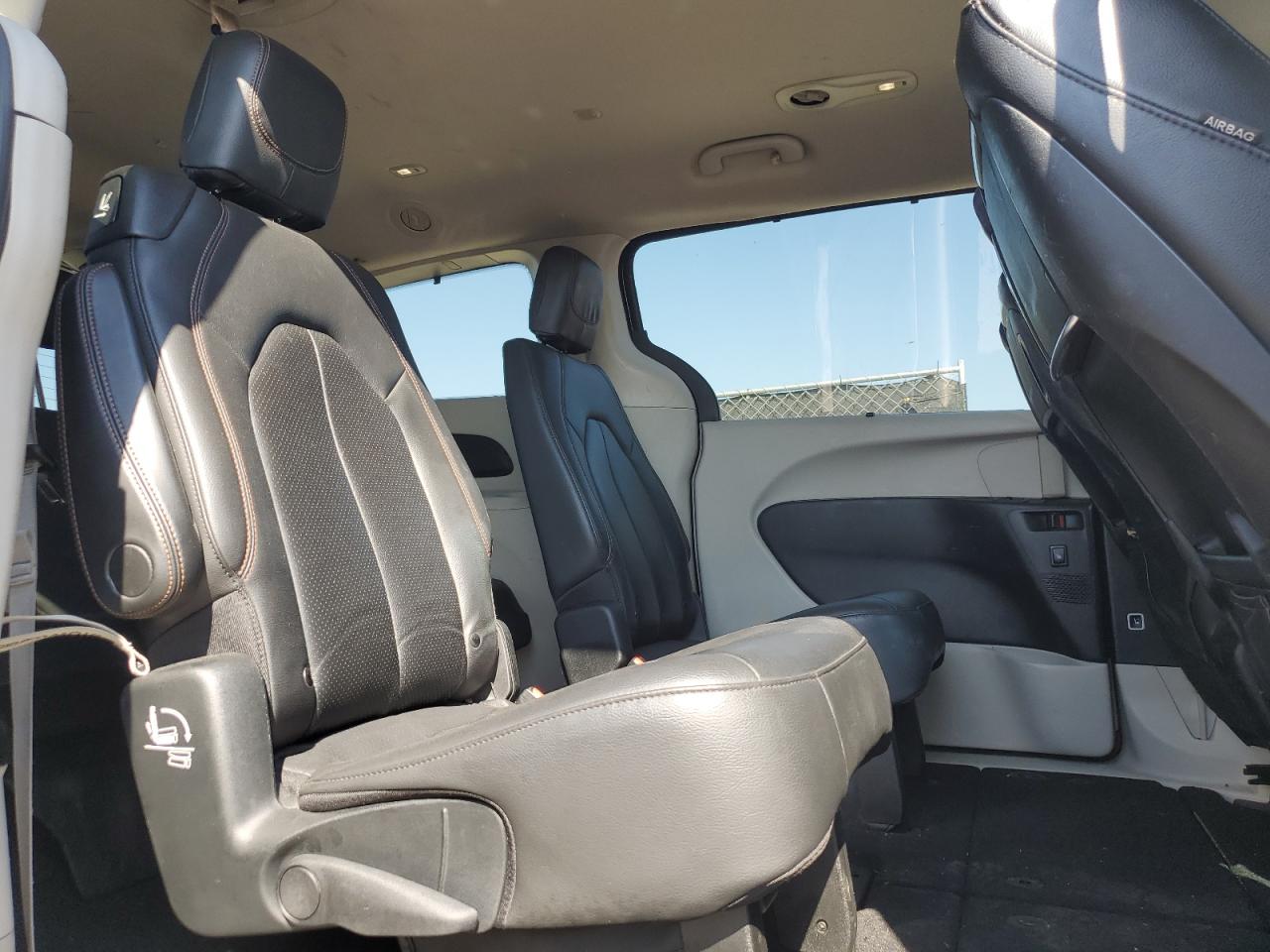2020 Chrysler Pacifica - Image 11