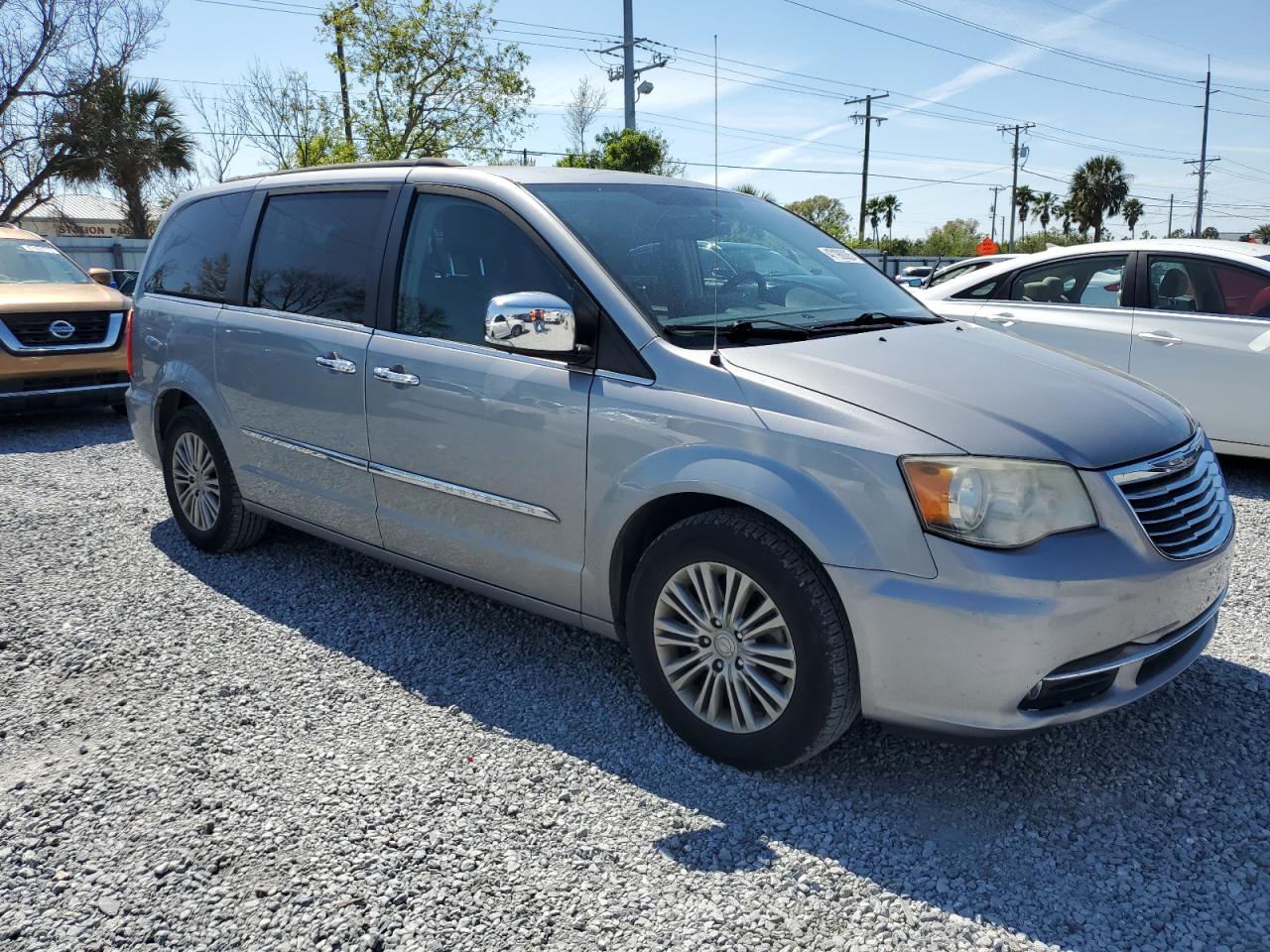 2014 Chrysler Town & Country - Image 4