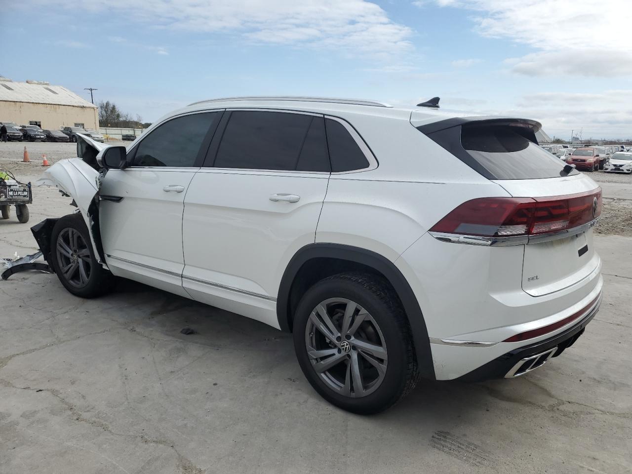 2024 Volkswagen Atlas - Image 2