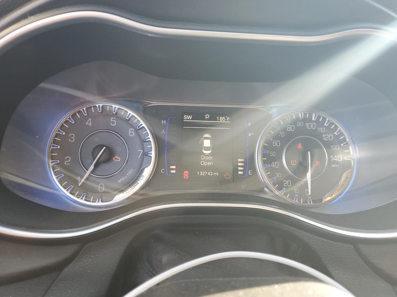 2015 Chrysler 200 - Image 9