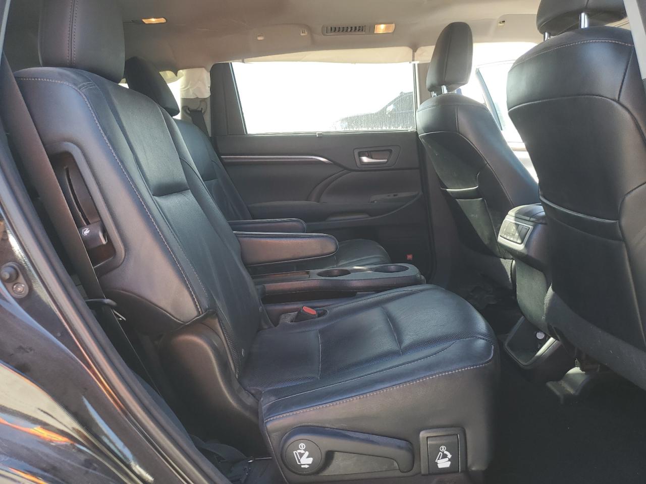 2015 Toyota Highlander - Image 11