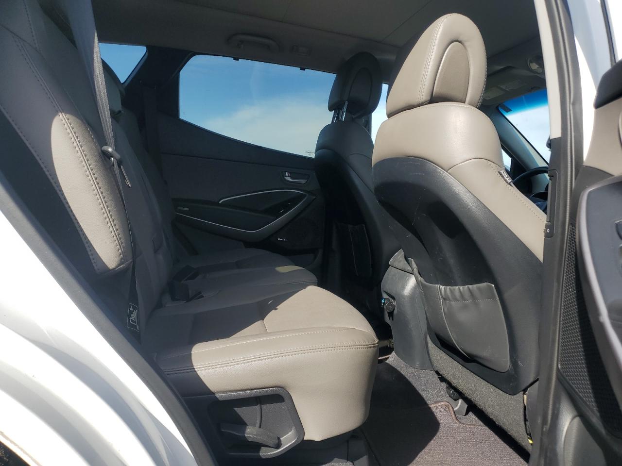 2016 Hyundai Santa Fe - Image 11