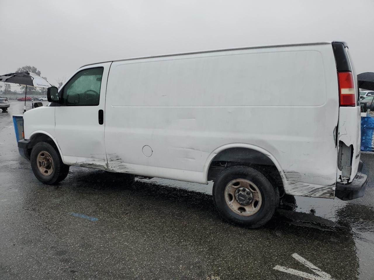 2007 GMC Savana - Image 2