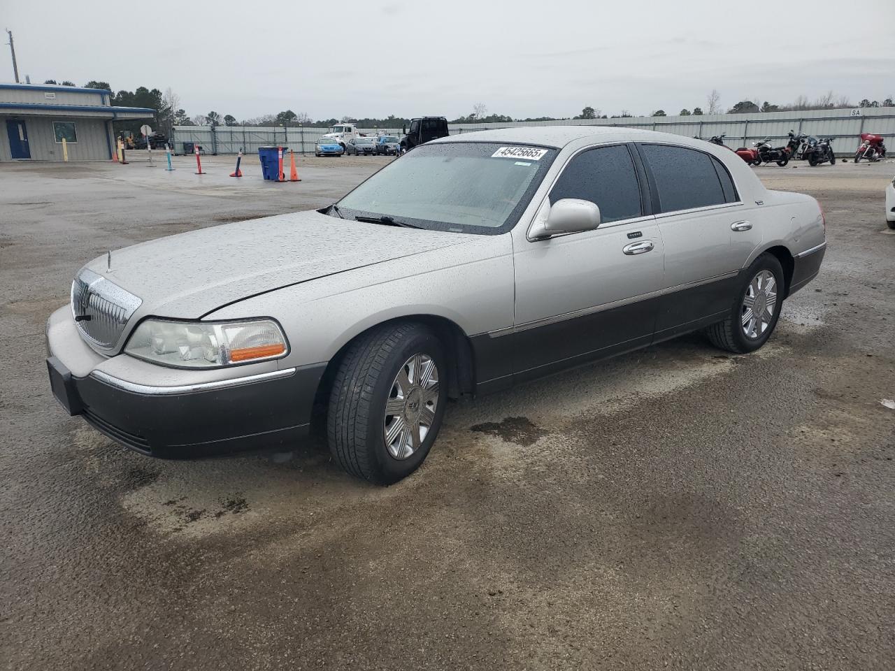2005 Lincoln Town Car - Image 1