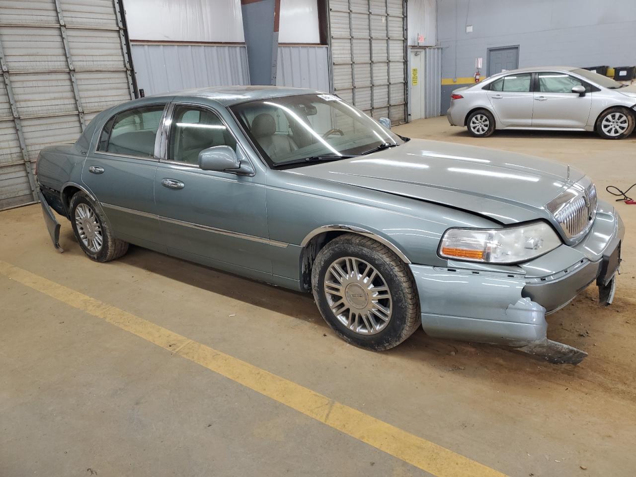 2006 Lincoln Town Car - Image 4