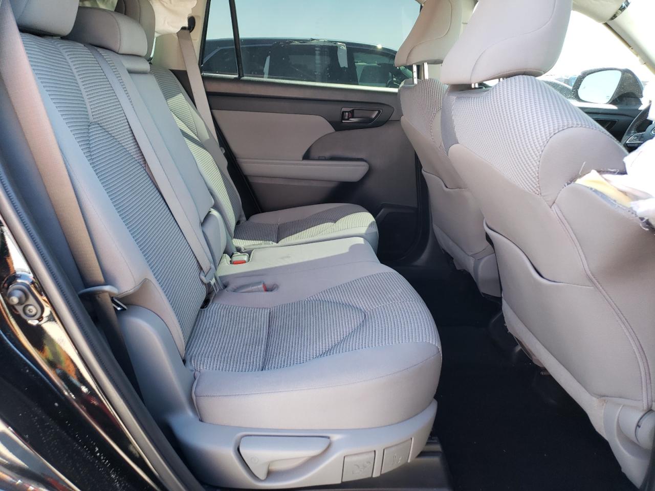 2022 Toyota Highlander - Image 11