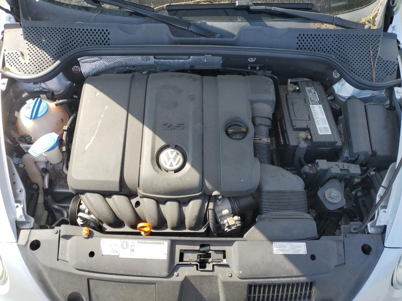 2012 Volkswagen Beetle - Image 11
