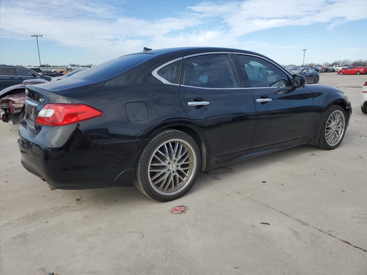 2011 Infiniti M - Image 3