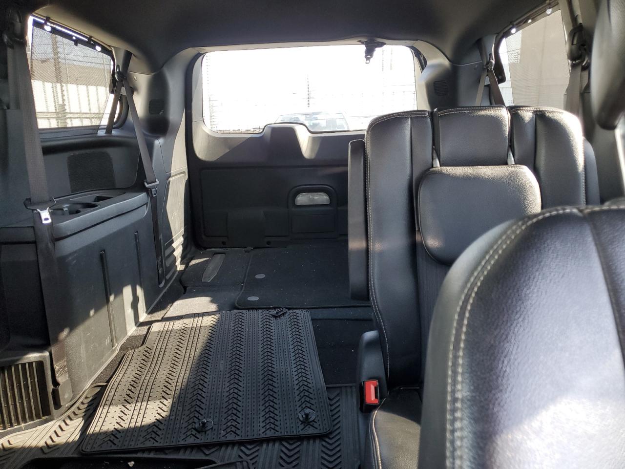 2015 Chrysler Town & Country - Image 10