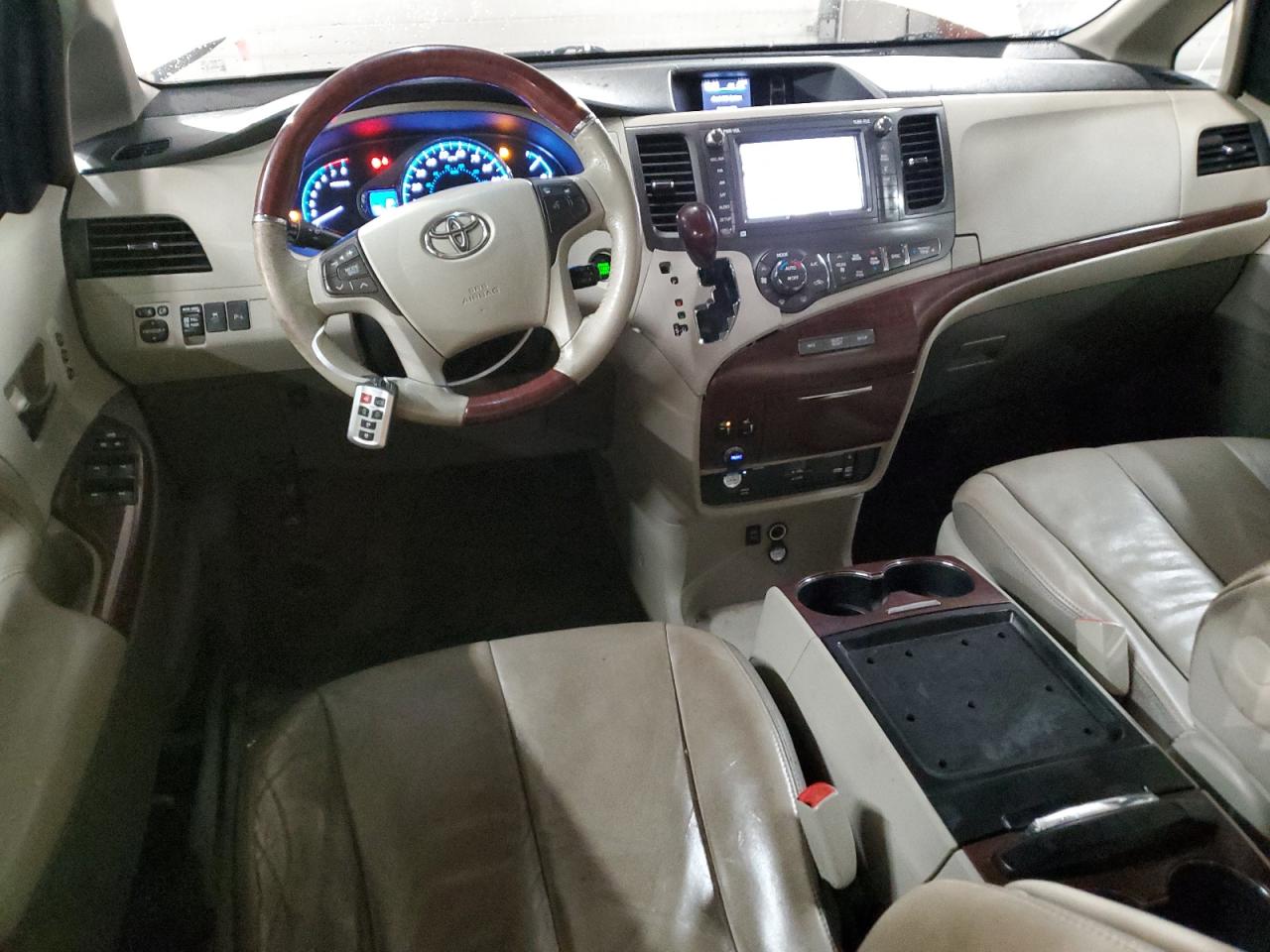 2012 Toyota Sienna - Image 8