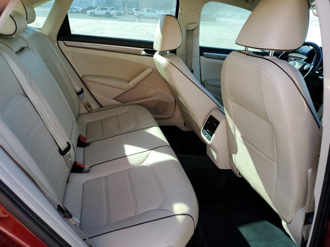 2018 Volkswagen Passat - Image 10
