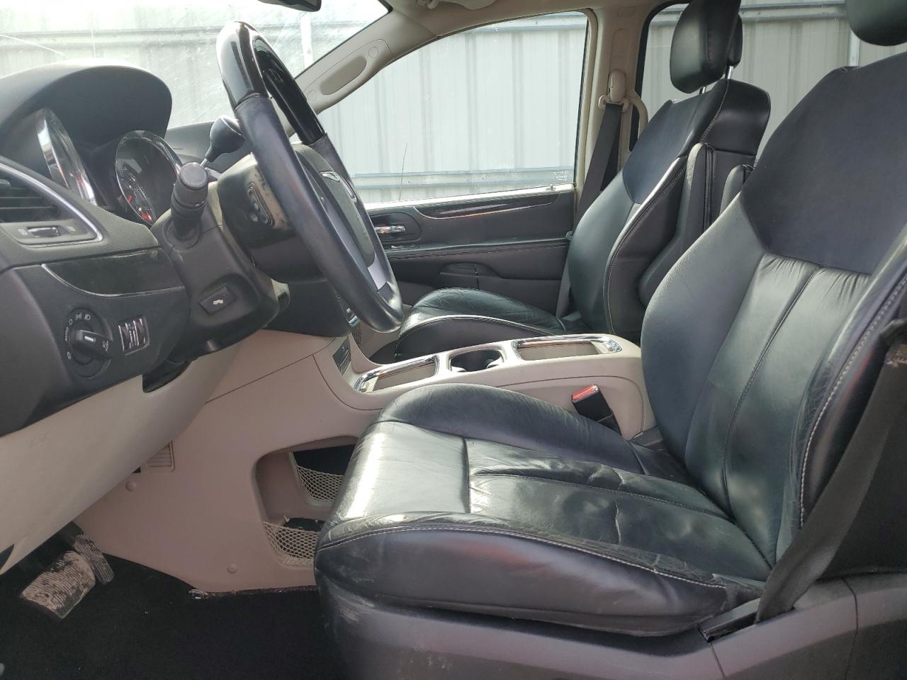 2013 Chrysler Town & Country - Image 7