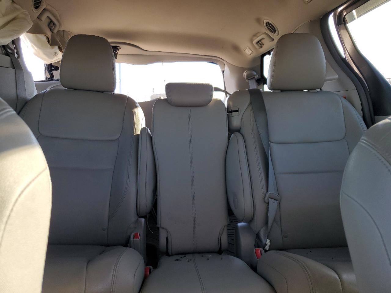 2015 Toyota Sienna - Image 10