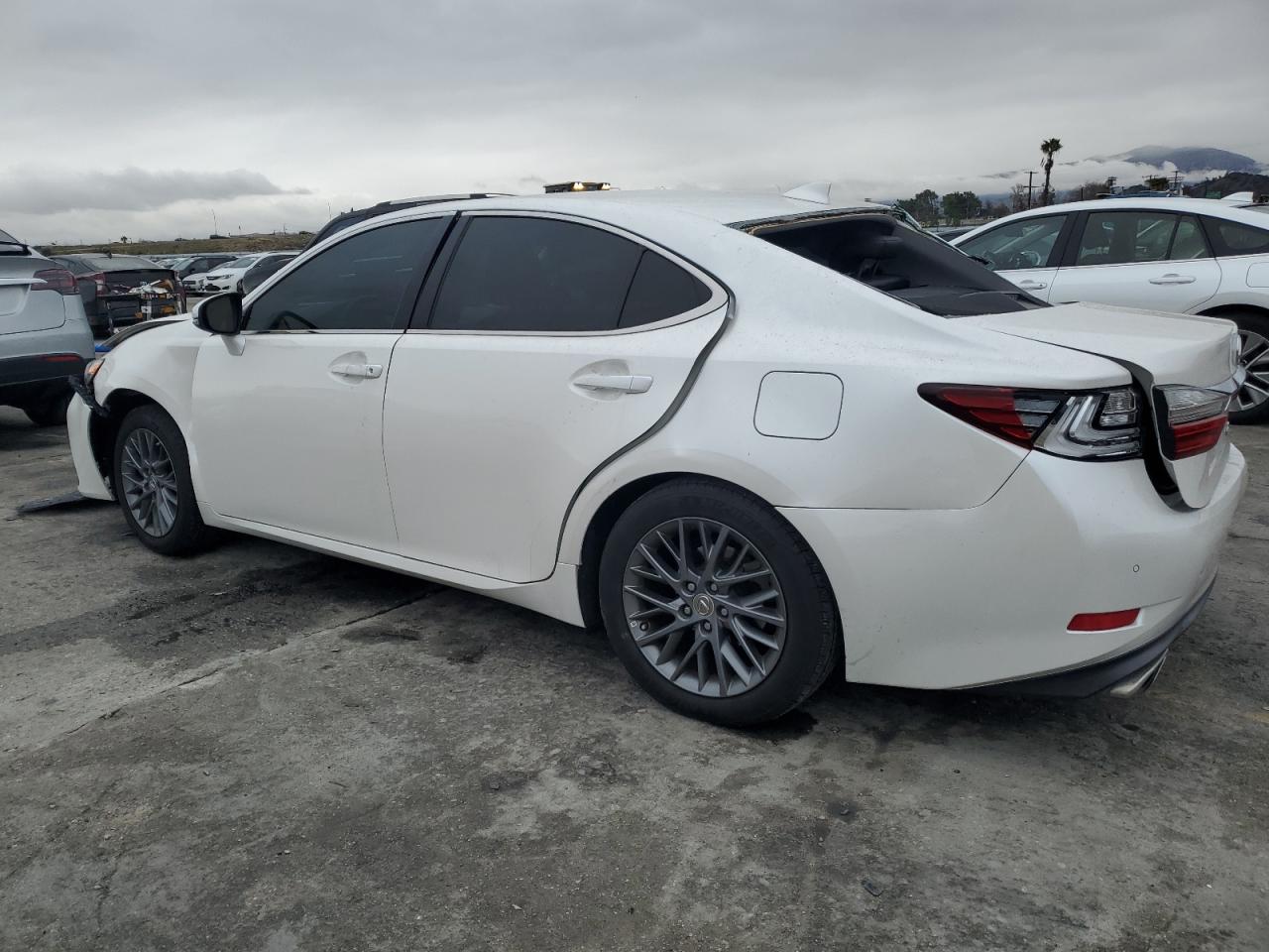 2018 Lexus ES - Image 2