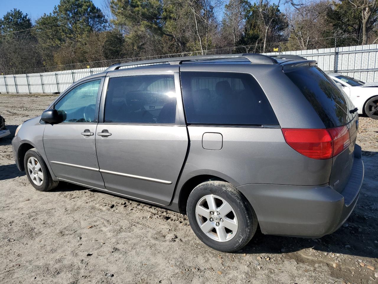 2004 Toyota Sienna - Image 2