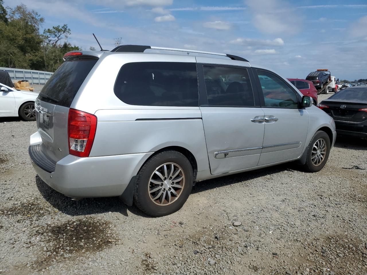 2012 Kia Sedona - Image 3