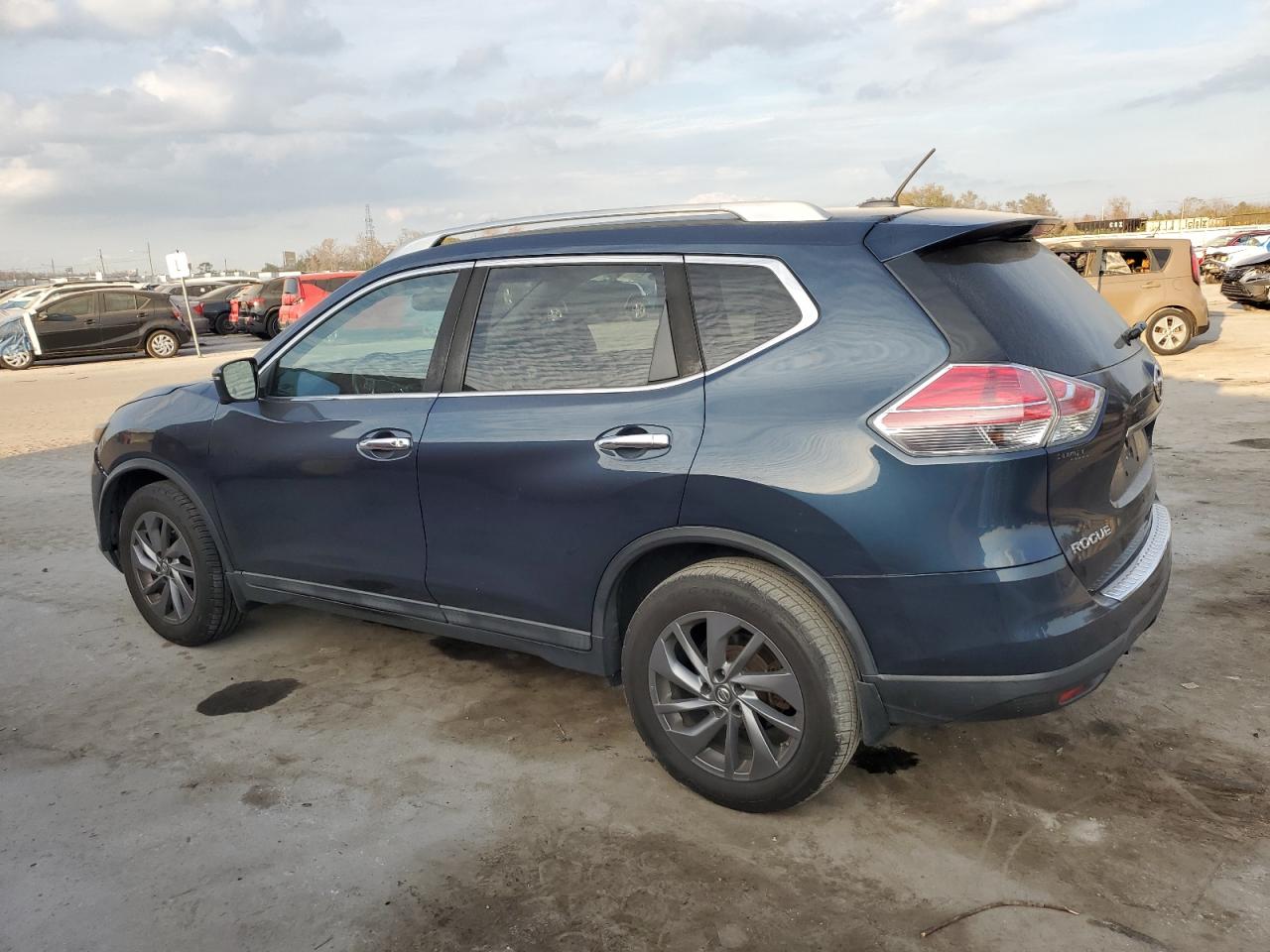 2016 Nissan Rogue - Image 2