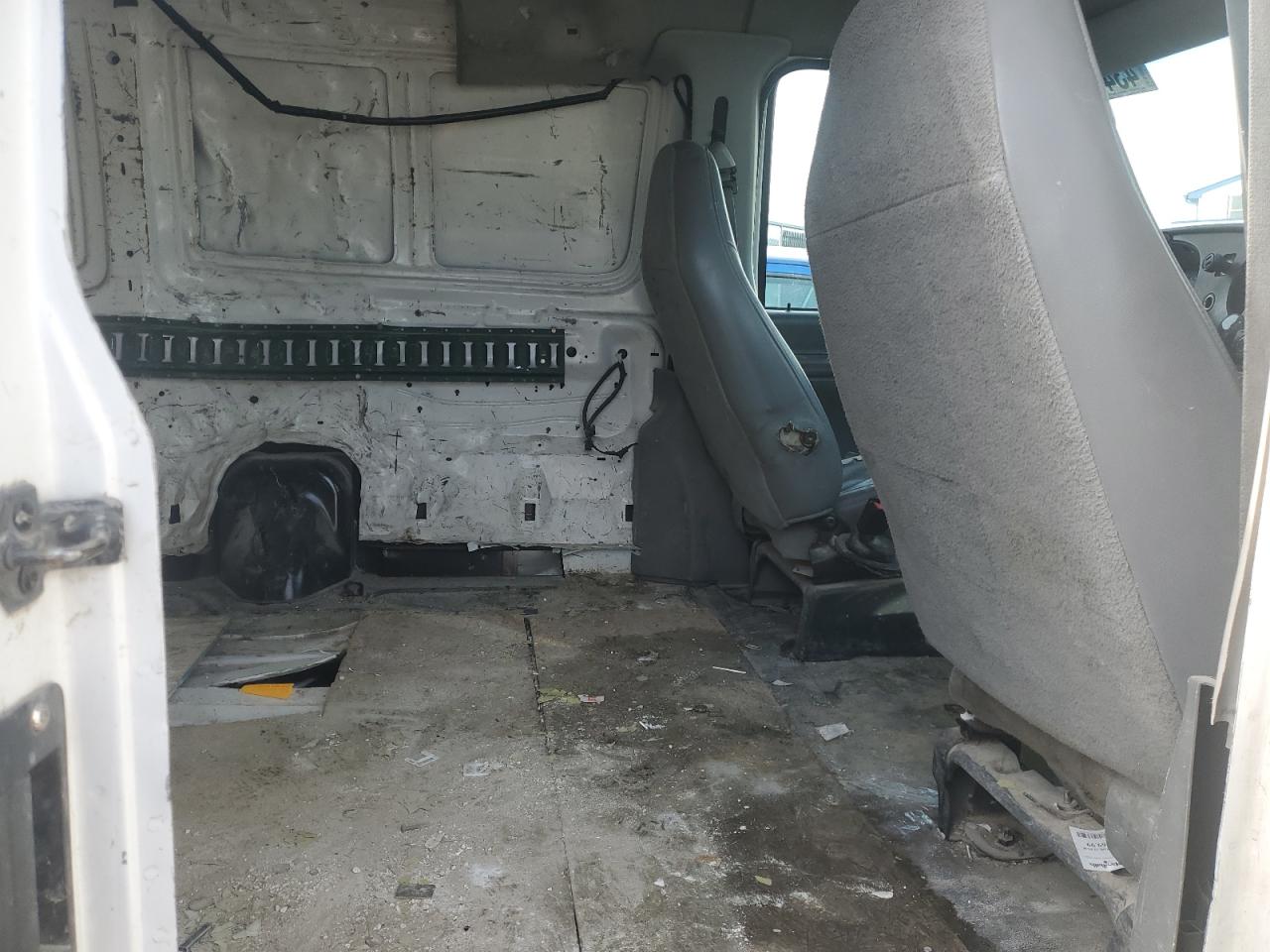 2004 Ford Econoline - Image 11