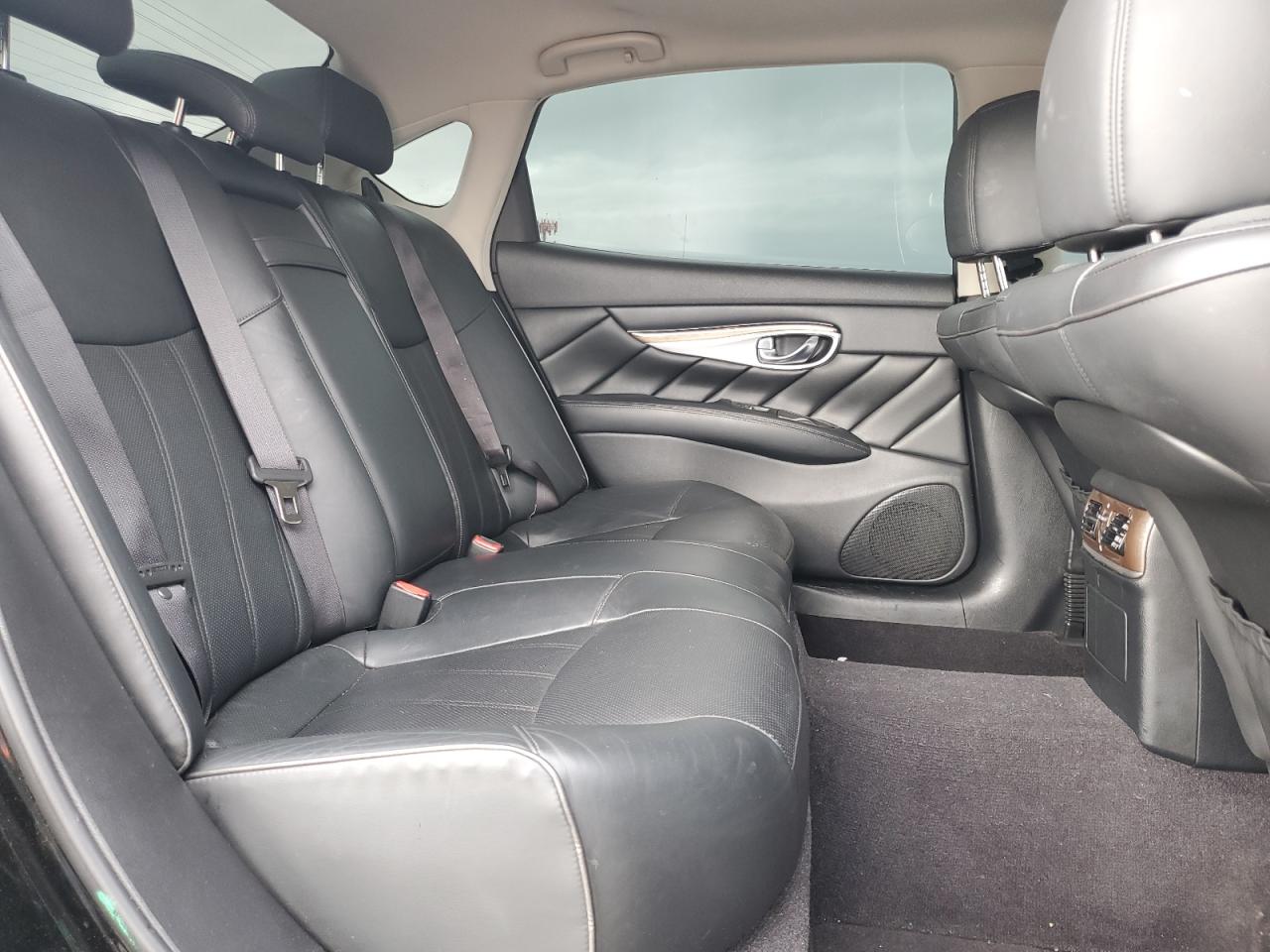 2015 Infiniti Q70 - Image 10