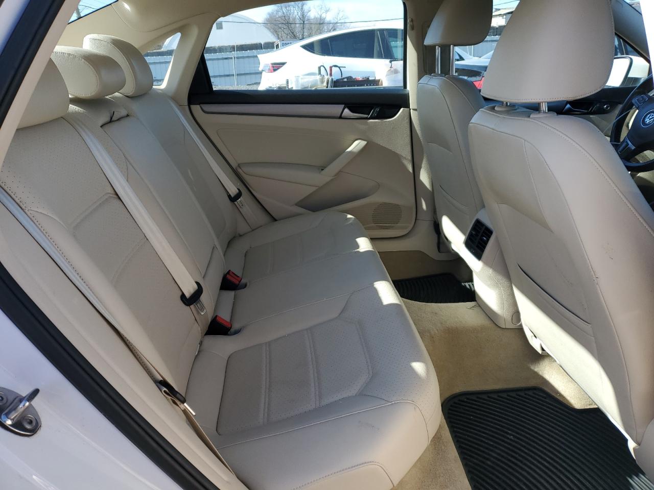 2015 Volkswagen Passat - Image 10